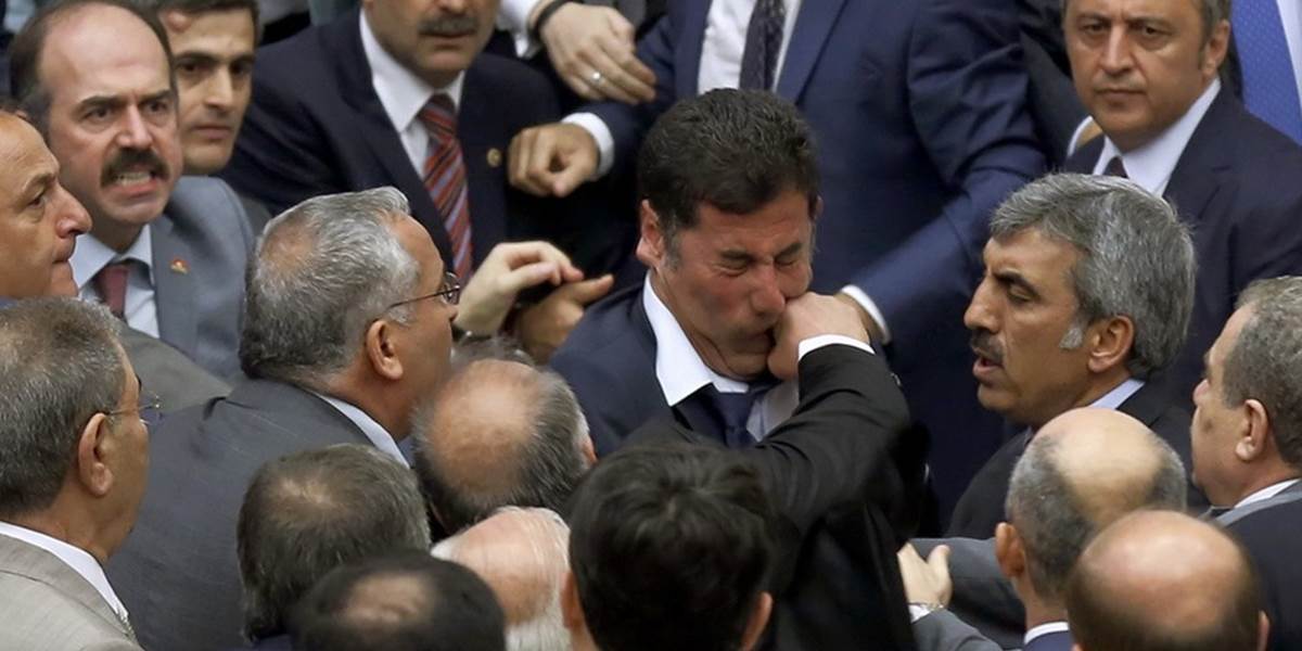 VIDEO Bitka v tureckom parlamente: Traja poslanci utrpeli zranenia!