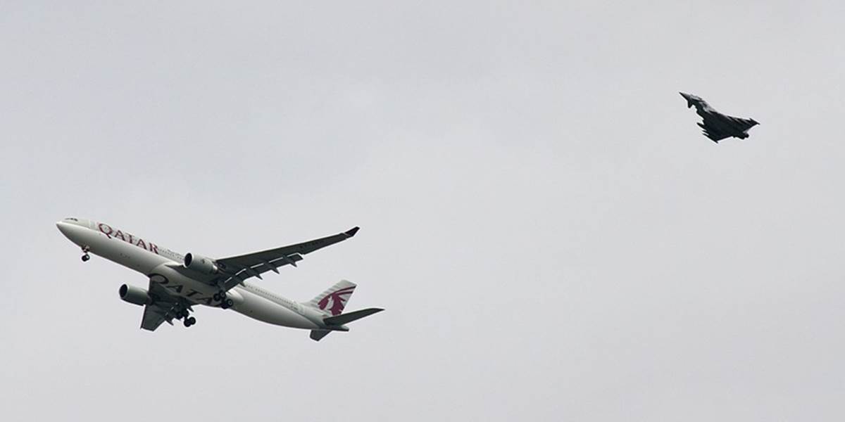 Katarské lietadlo sprevádzali do Manchestra stíhačky