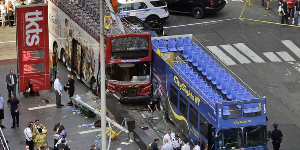 VIDEO Na Times Square sa zrazili výletné autobusy, 14 zranených