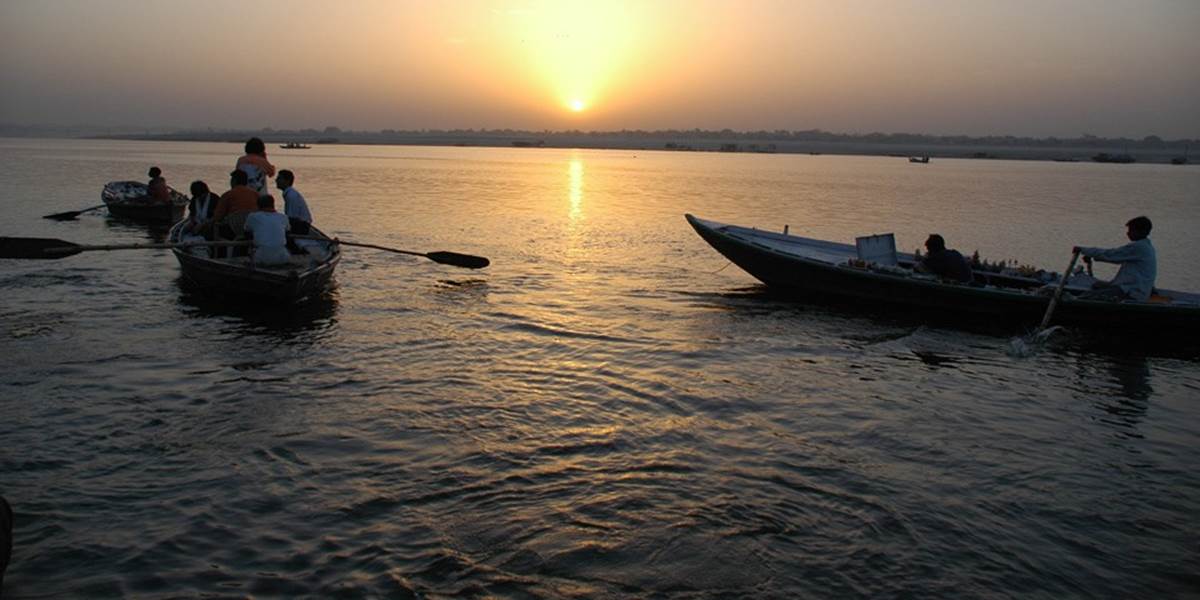 Na Gange sa prevrátil čln s podráždenými býkmi: Dvaja mŕtvi a 14 nezvestných!