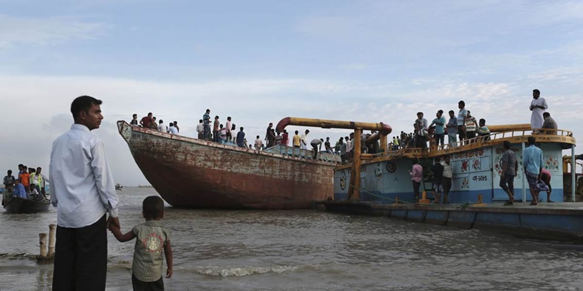 Kapitána a majiteľa prevráteného trajektu v Bangladéši obvinili z vraždy