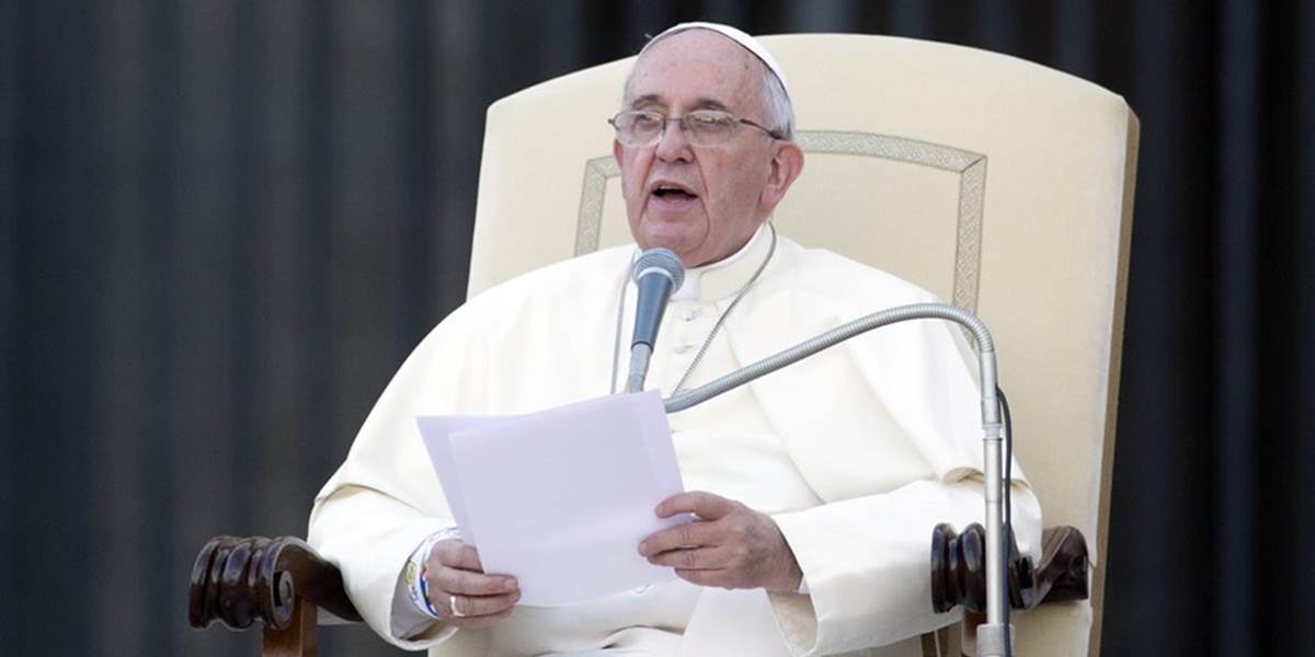 Pápež vyzval mladých ľudí, aby nemrhali čas internetom a smartfónmi