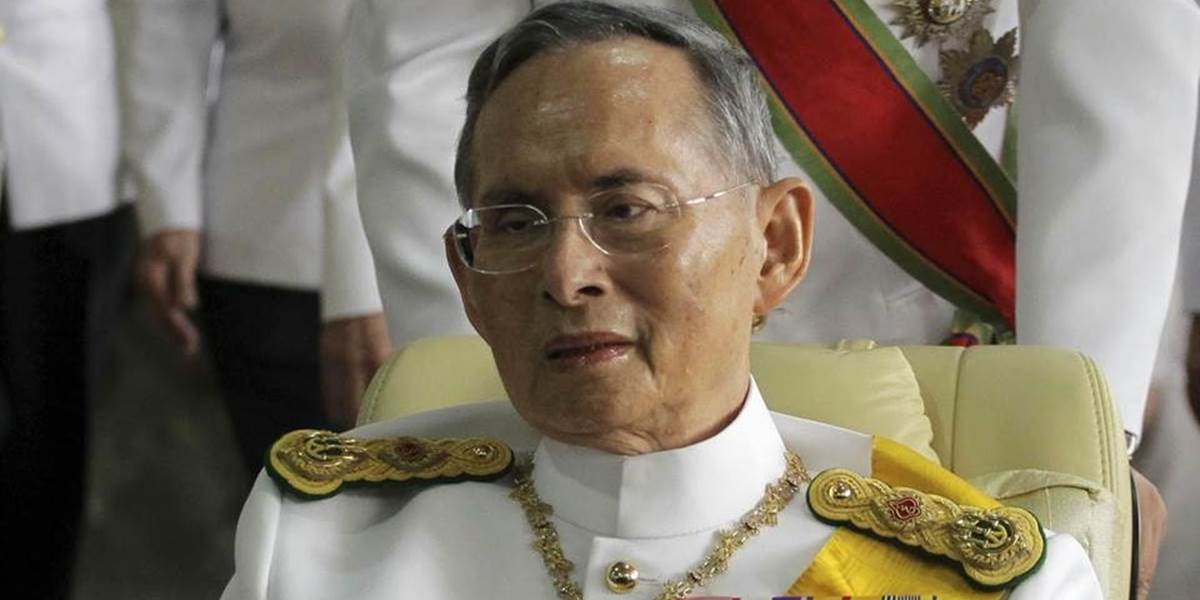Thajský kráľ sa vracia do nemocnice, kde strávil dlhé roky