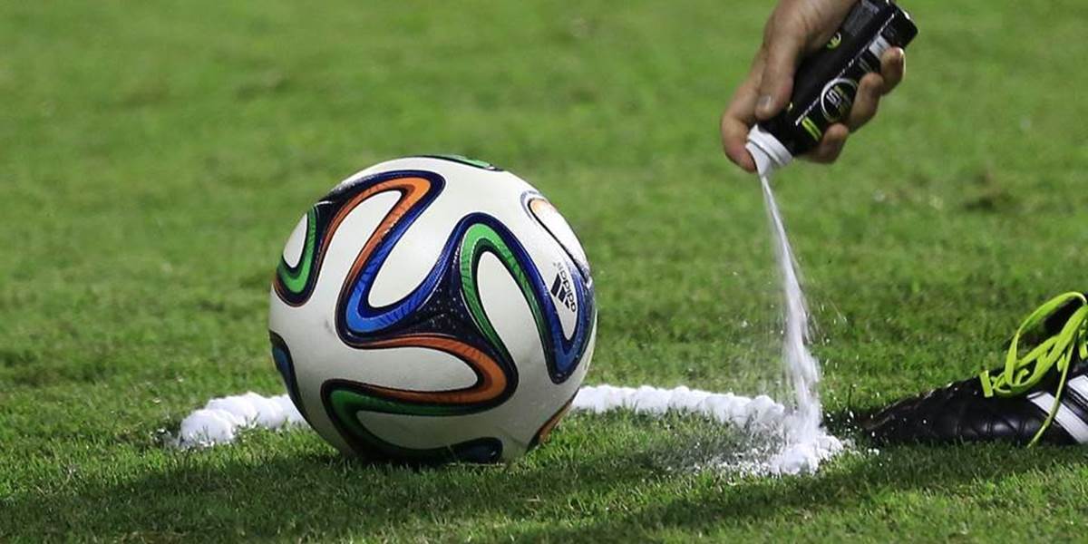 Spreje s miznúcou penou prenikajú do ďalších súťaží UEFA