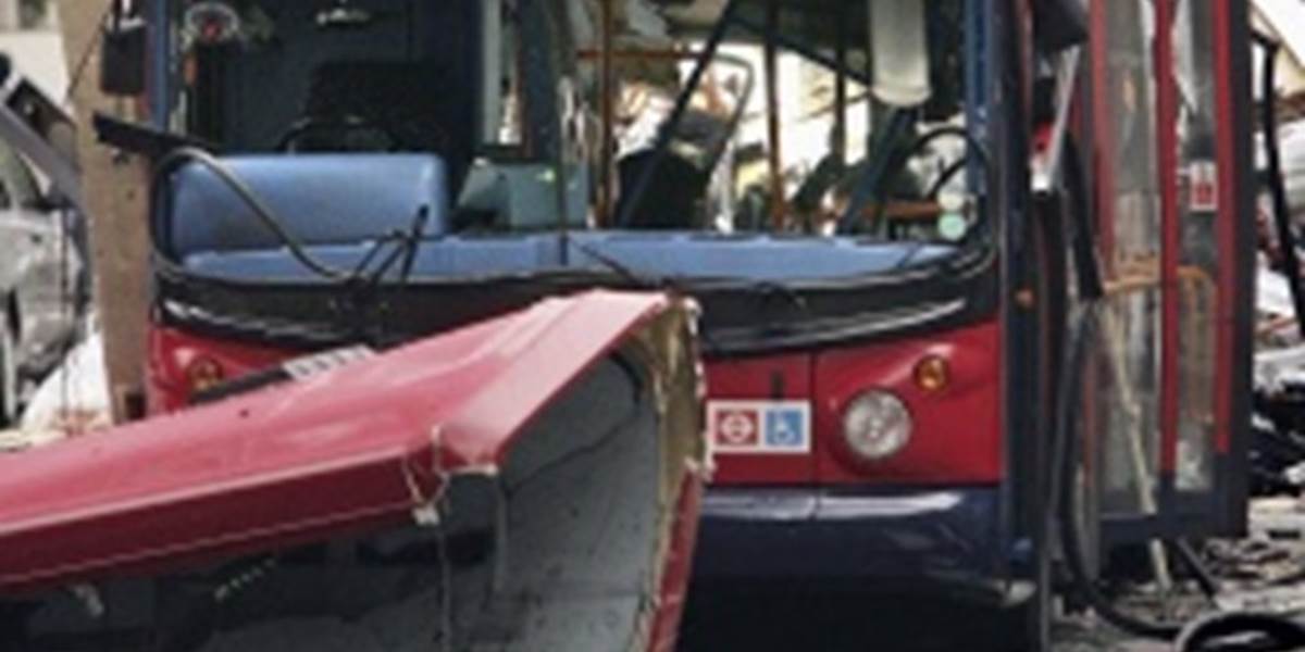 Zrážka autobusu s osobným autom v Dunakeszi si vyžiadala jednu obeť
