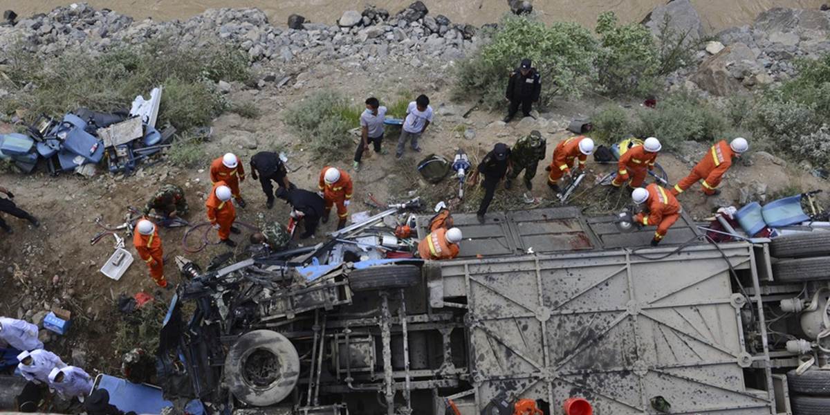 Pri nehode autobusu v Tibete zahynulo 44 ľudí