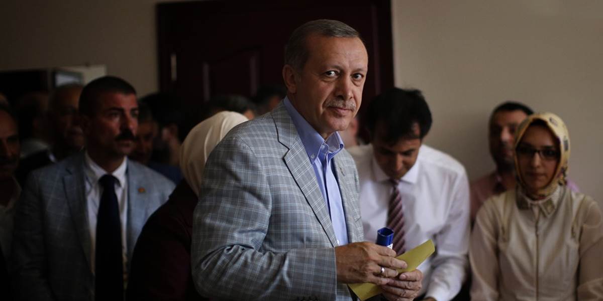 Erdogan v prých priamych voľbách prezidenta jasne vedie