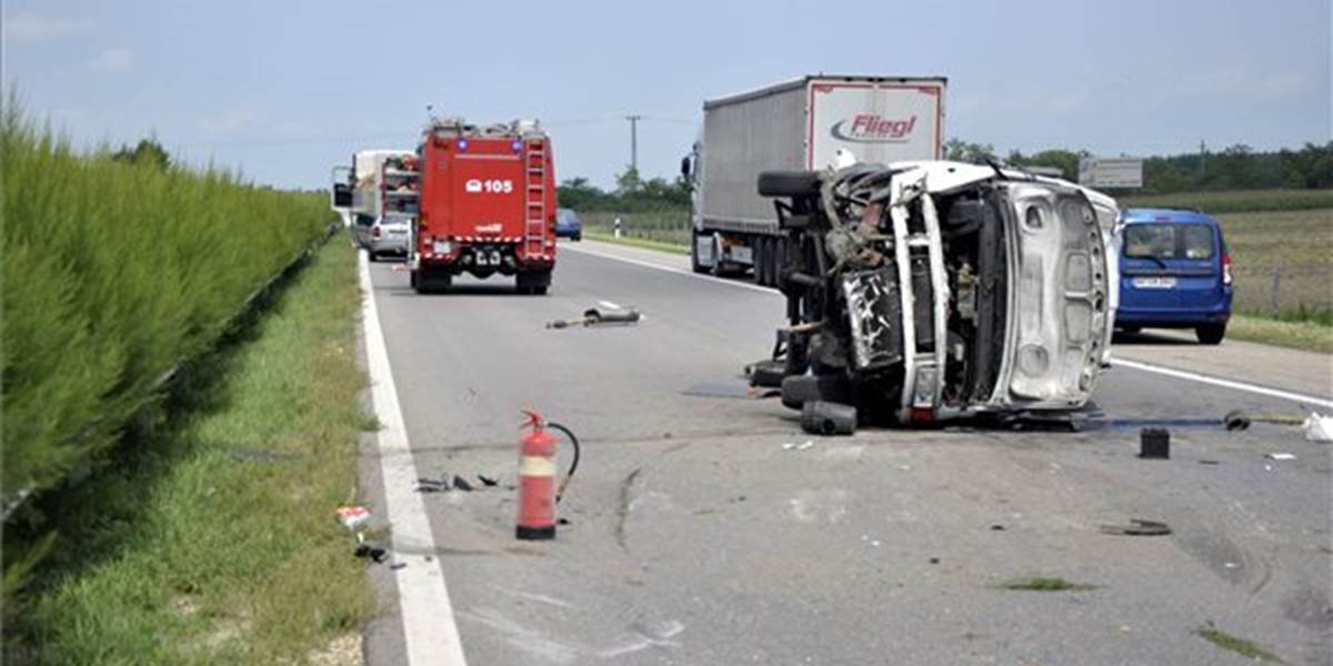 Tragická nehoda: Na maďarskej diaľnici M5 havarovalo auto, 2 ľudia zomreli!