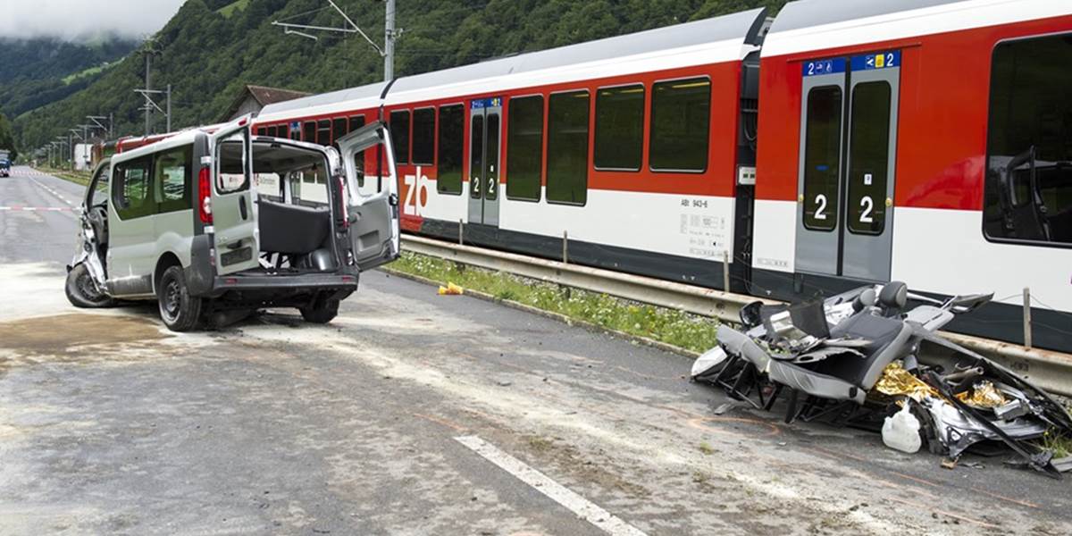 Tragická nehoda vo Švajčiarsku: Pri zrážke mikrobusu s rýchlikom zahynuli izraelskí turisti!