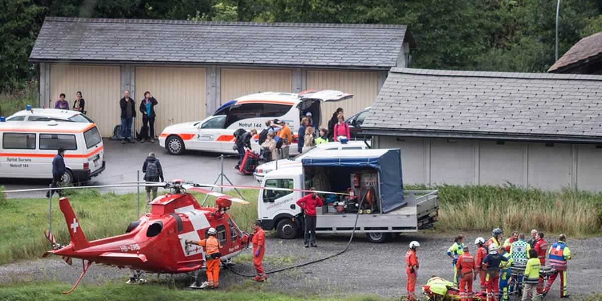 Zosuv pôdy na juhovýchode Švajčiarska strhol osobný vlak, zranil cestujúcich