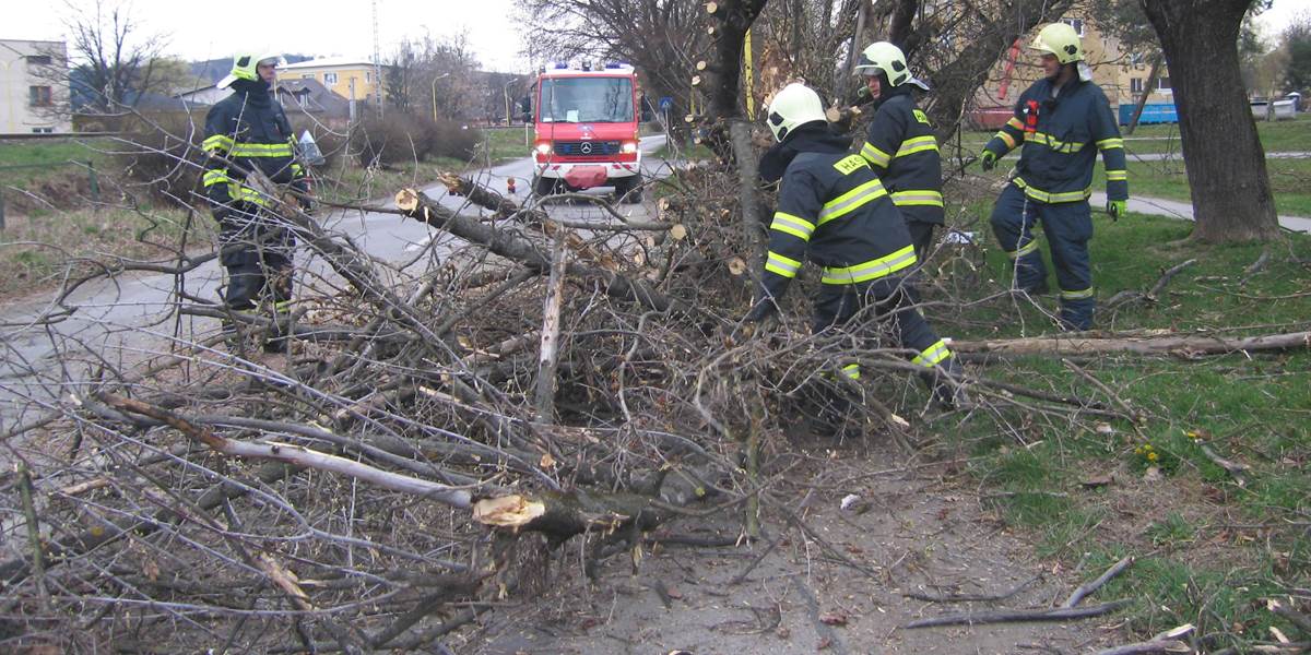 Hasiči v  Banskobystrickom kraji odstraňovali po búrkach stromy a naprávali vysielač