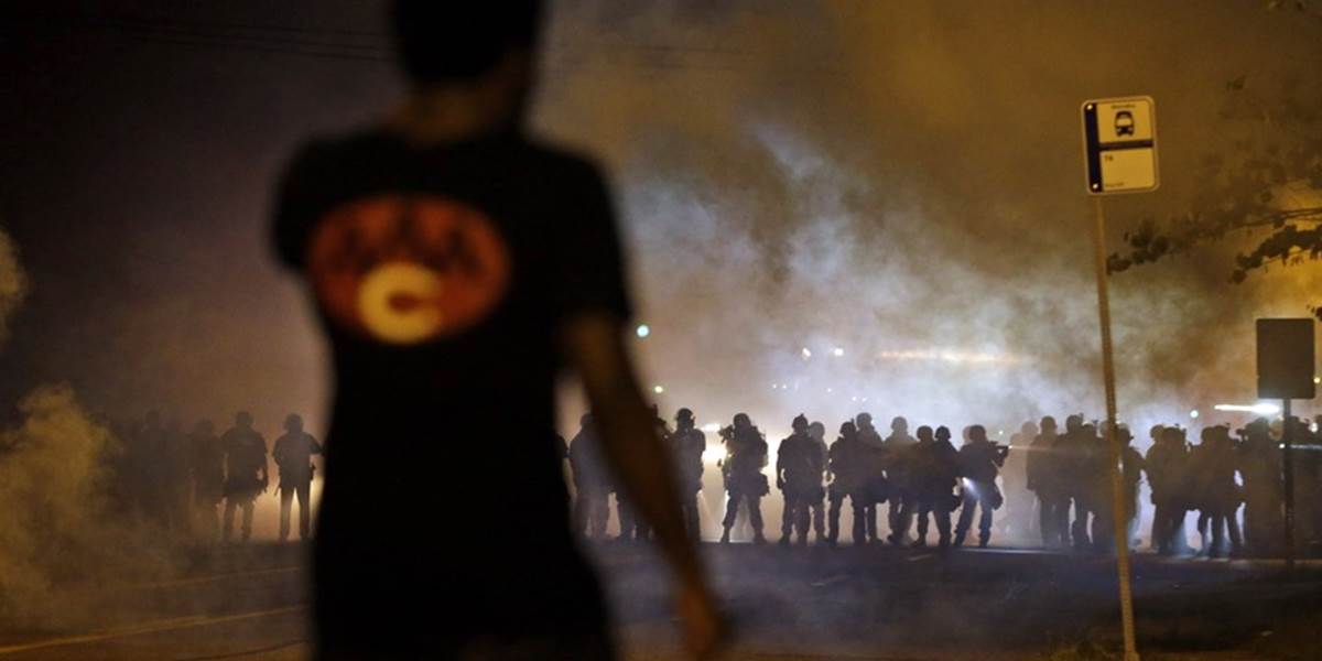 Polícia v meste Ferguson zasahovala proti černošským demonštrantom