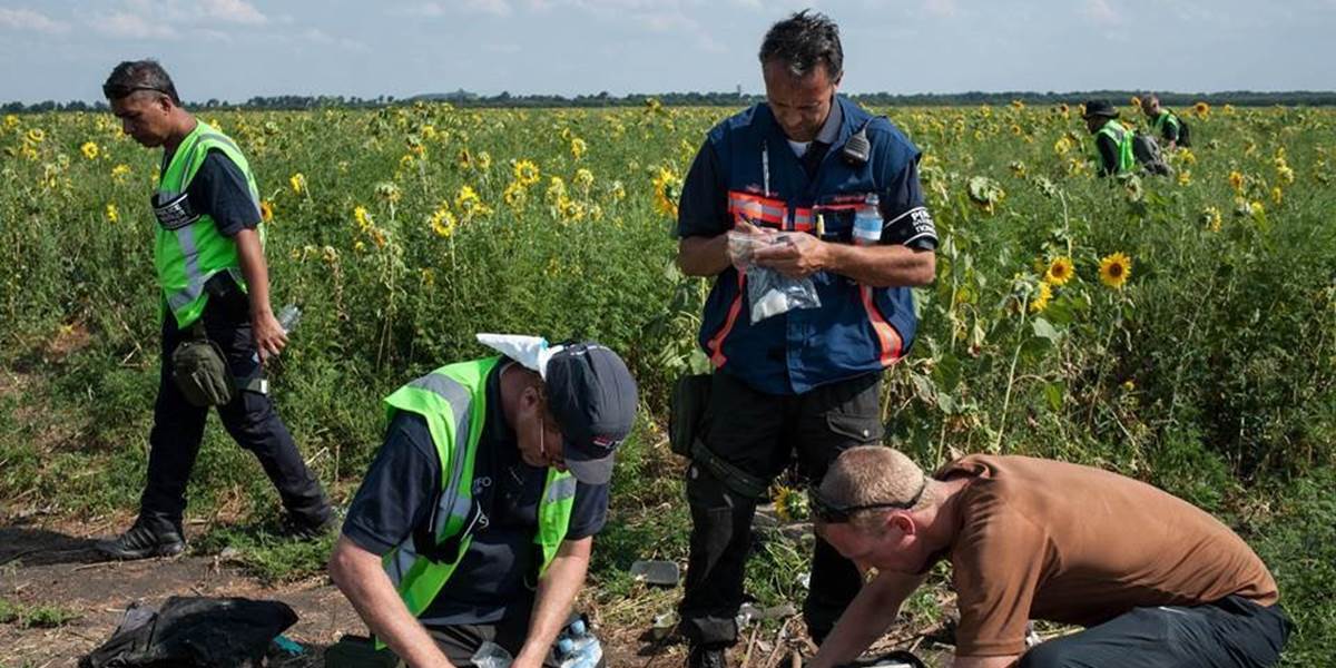 Holandskí súdni znalci identifikovali už 127 tiel havárie letu MH17