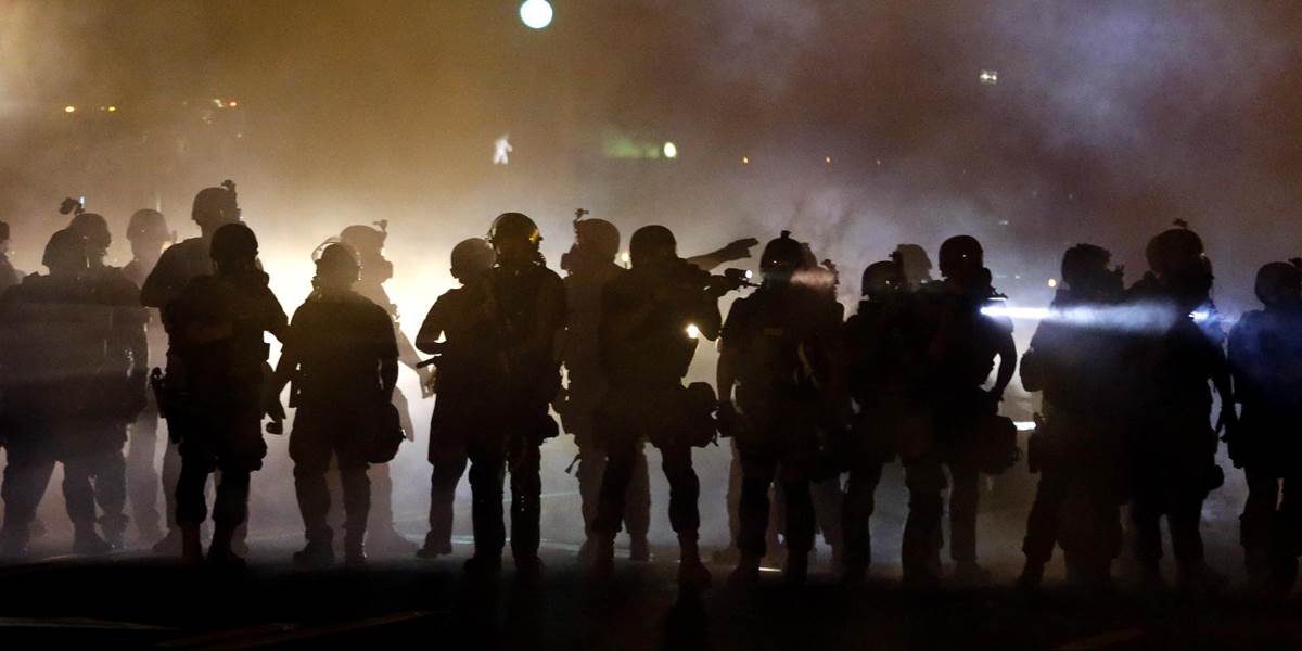 Zábery z potláčania protestov v Missouri vyvolali pobúrenie