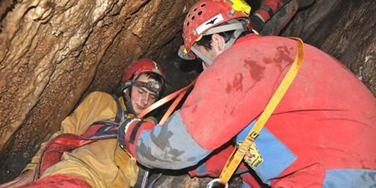 Zraneného poľského jaskyniara vytiahli na povrch
