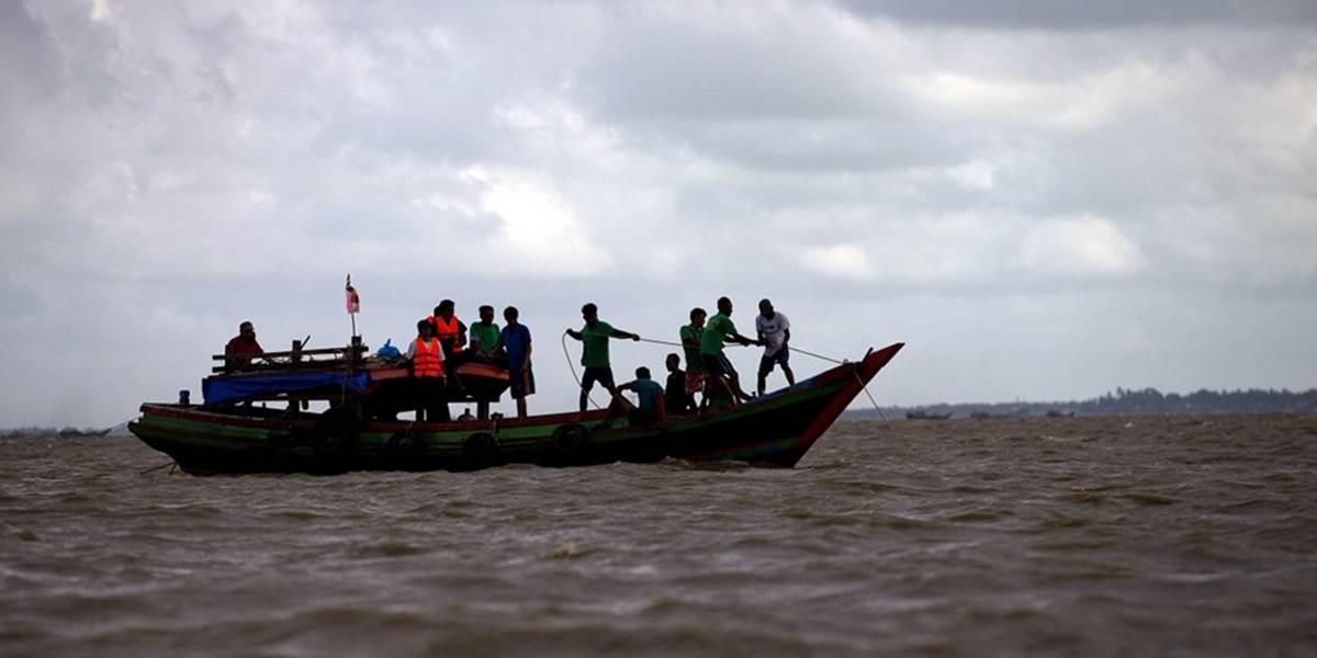 Loď s 20 zahraničnými turistami sa potopila, pätnásti sú nezvestní