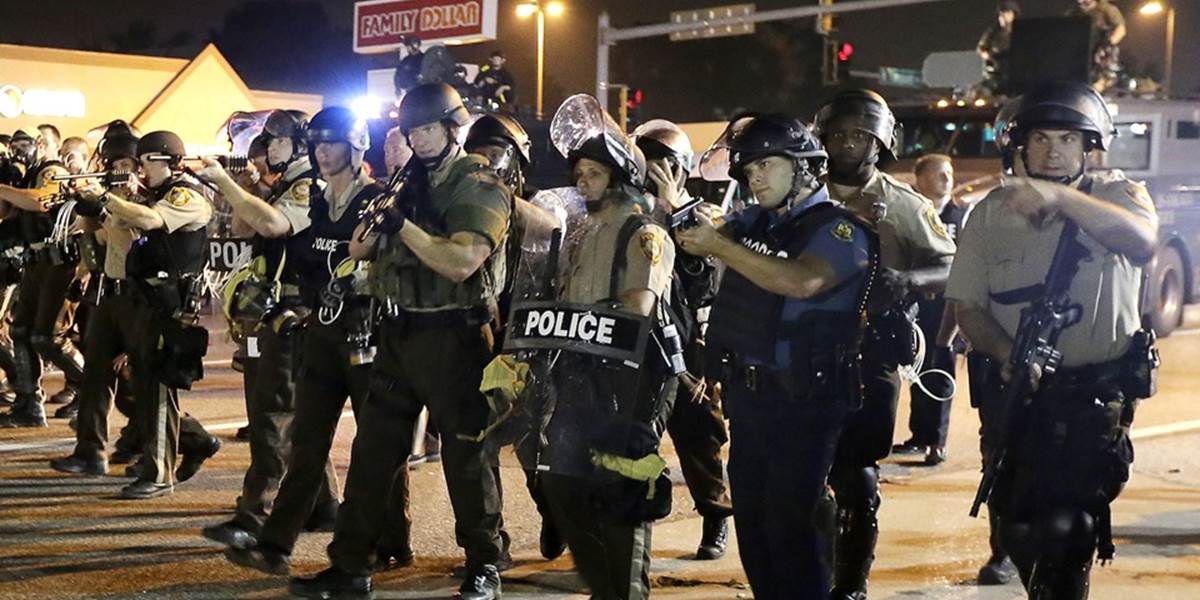 Nepokoje pre černošského mladíka vo Fergusone pokračujú: Polícia opäť zasahovala proti protestujúcim!