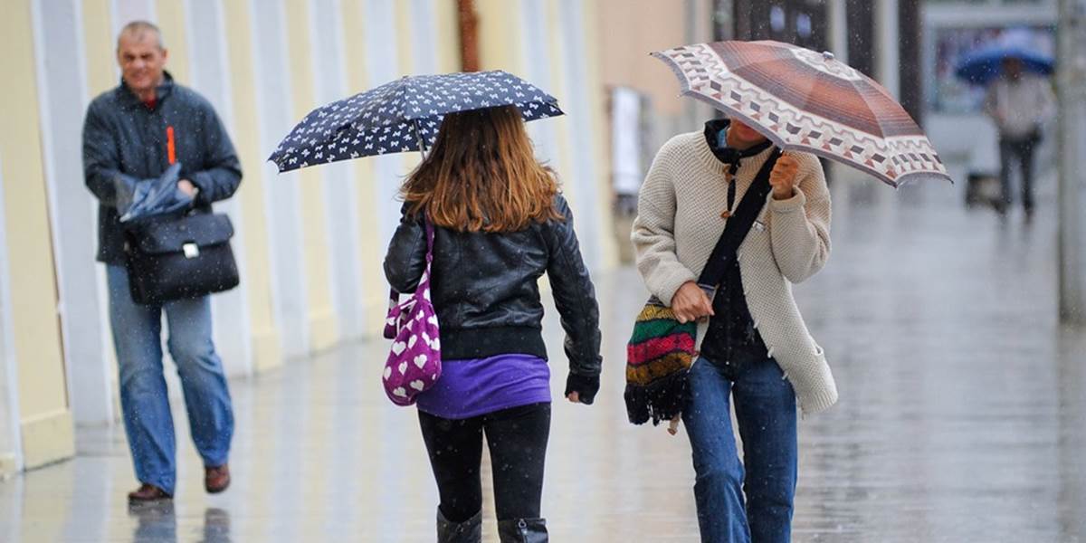 Meteorológovia varujú: Na strednom a východnom Slovensku hrozia dažde