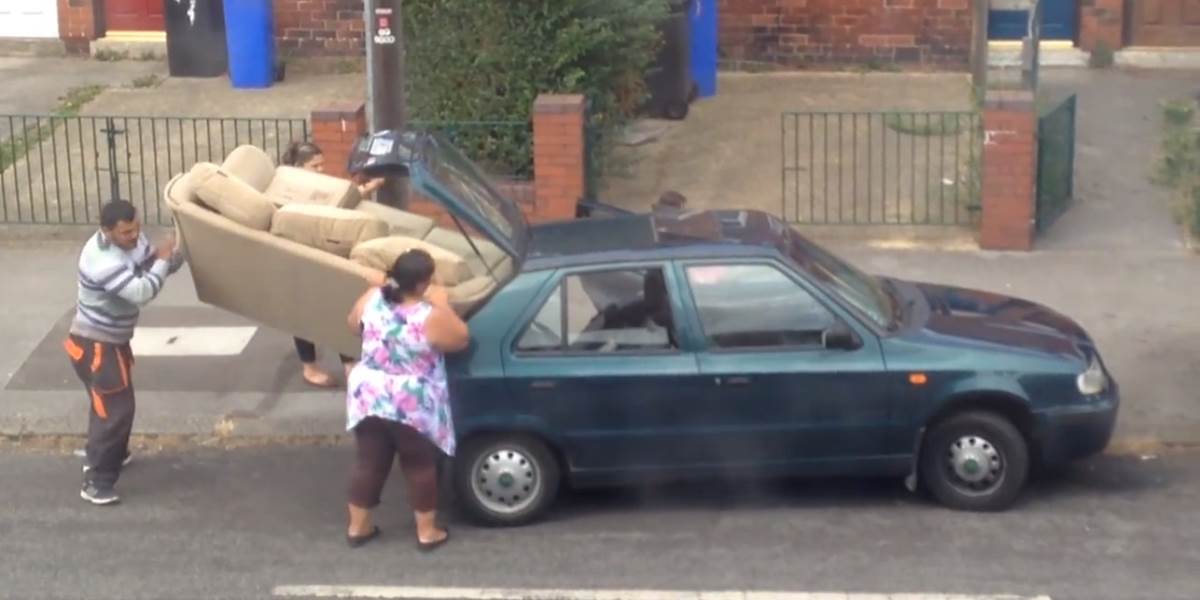 VIDEO Rómska rodinka v Anglicku takto natlačila gauč do Felicie!