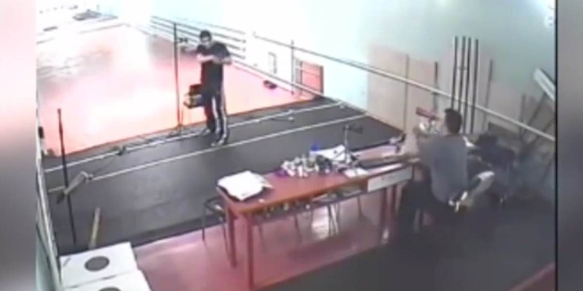 VIDEO Žiak zastrelil svojho učiteľa, údajne omylom!