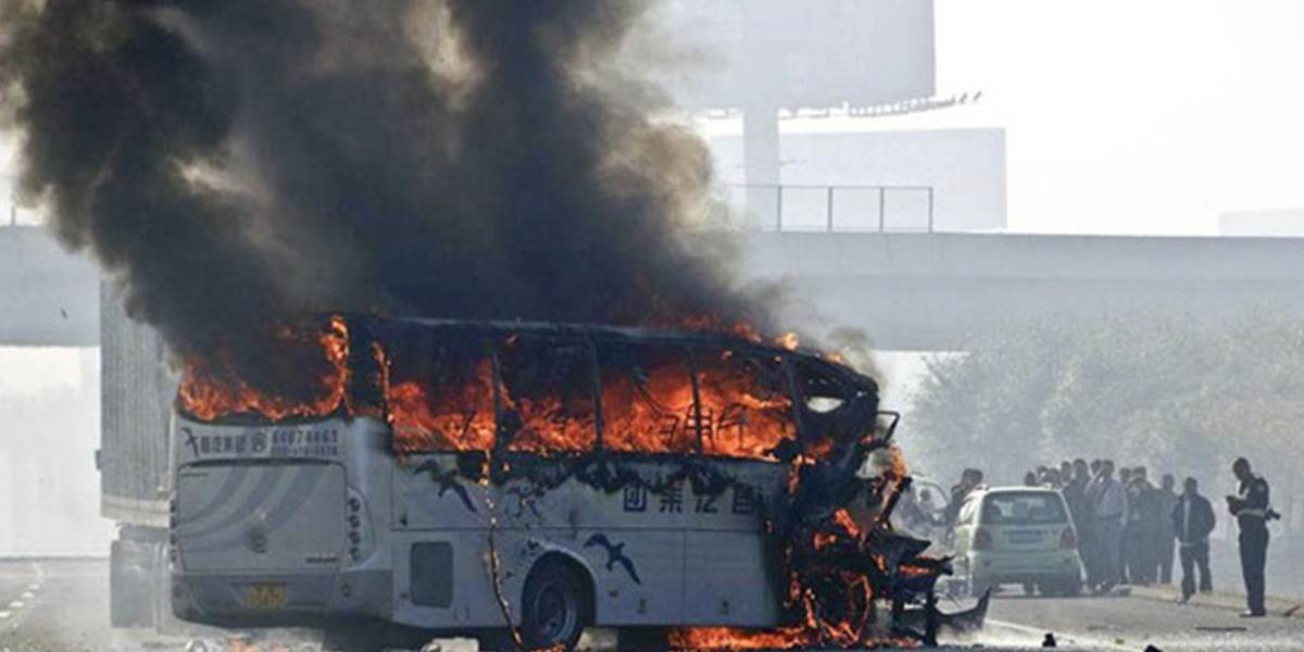 V Číne horel autobus: Jeden mŕtvy, ďalších 19 osôb zranených
