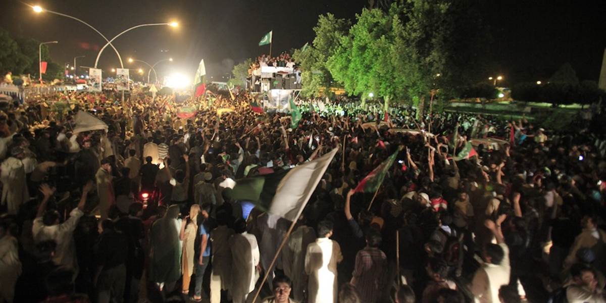 Obrovské demonštrácie v Pakistane: Tisíce začali pochodovať k parlamentu