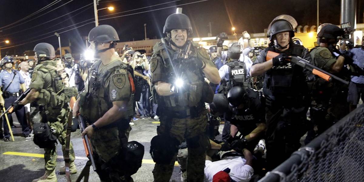 Situácia vo Fergusone sa zostruje: Polícia zastrelila ďalšieho černocha!