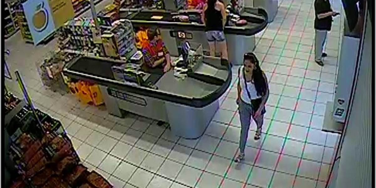 Poznáte ich? Polícia hľadá ženy, ktoré v supermarkete mali ukradnúť kabelku