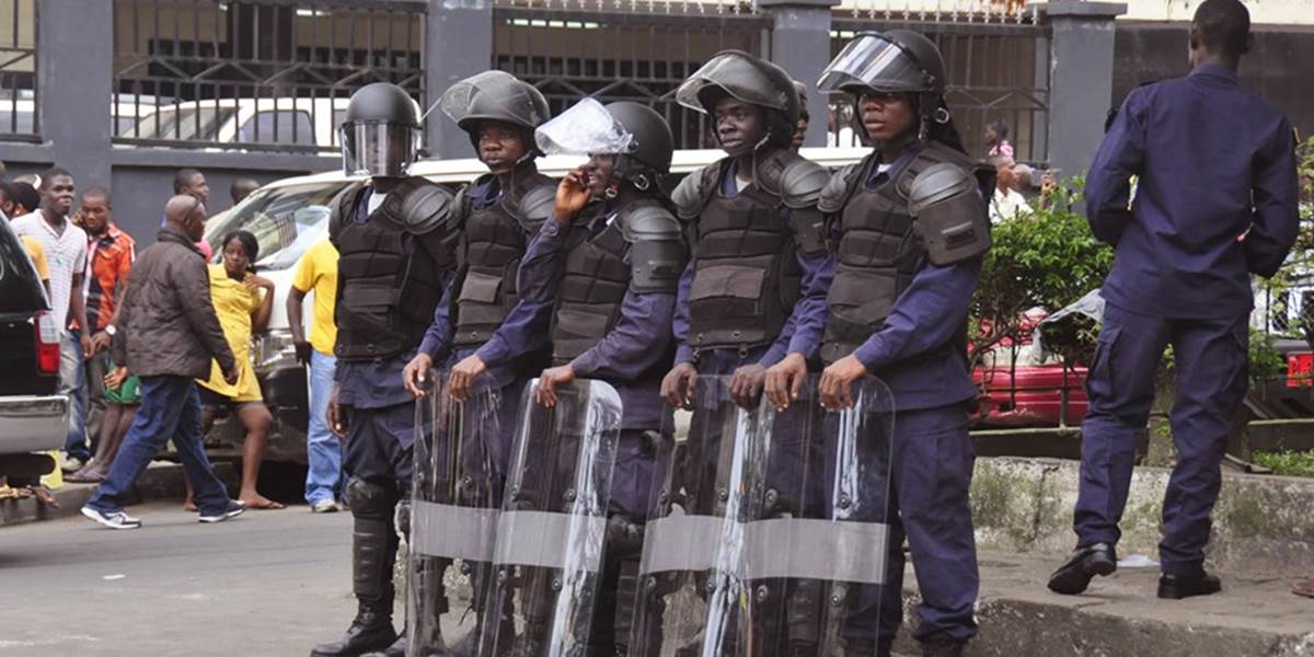 Obyvatelia Libérie sa bránia karanténe pre ebolu, zasahovala polícia