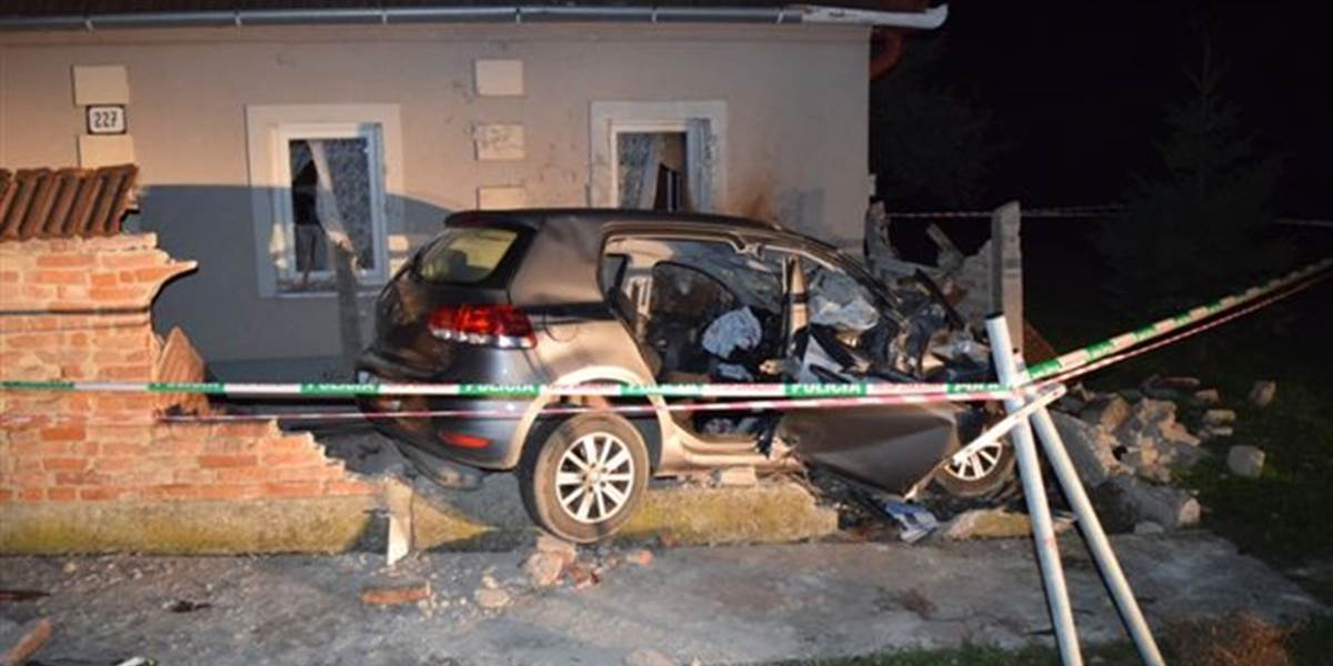 Mladý vodič v okrese Galanta prerazil tehlový múr, auto zastalo v stene domu