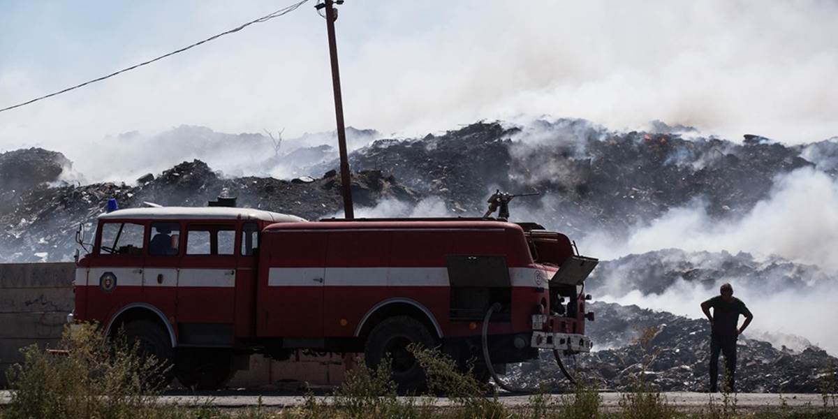 Požiar v Dubnici majú hasiči pod kontrolou: Dohášajú lokálne ohniská