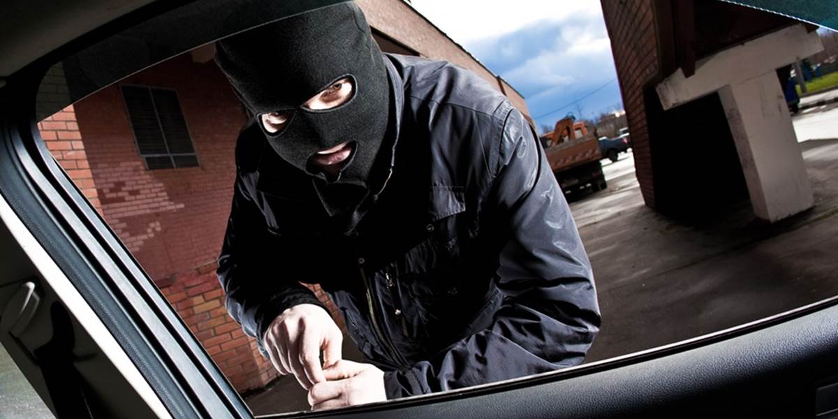 Zlodej sa pokúsil ukradnúť auto priamo z dvora rodinného domu