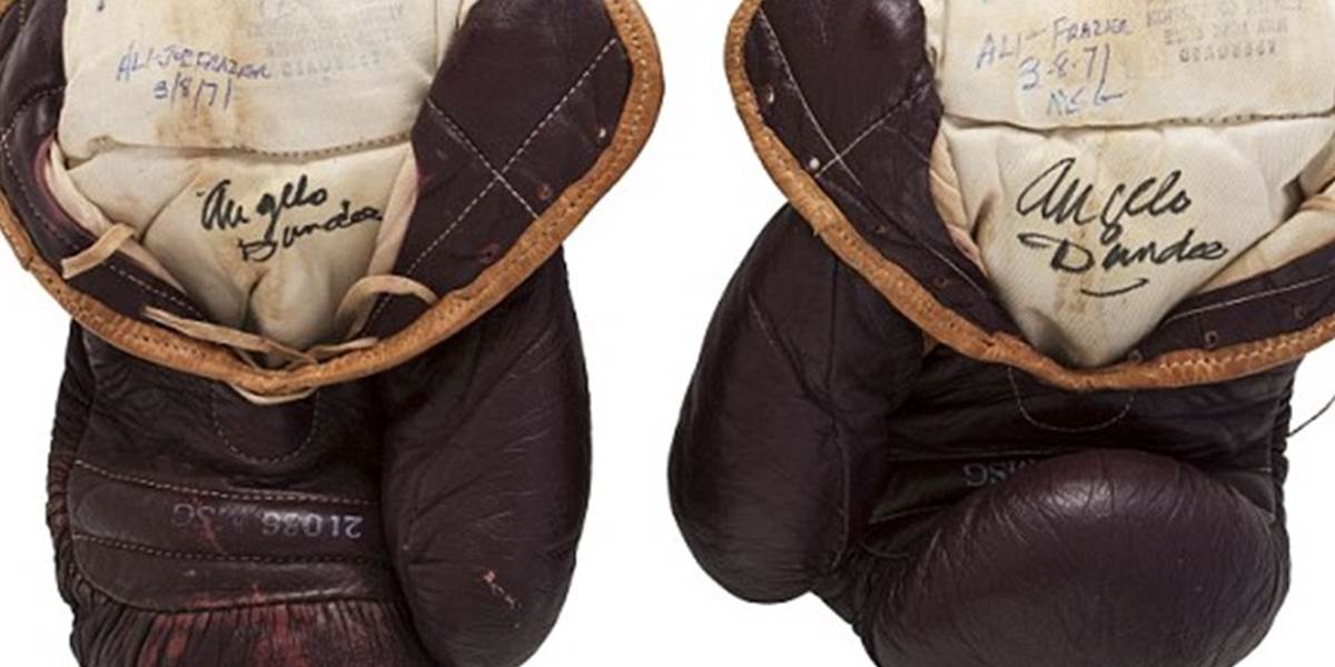 Historické rukavice Muhammada Aliho boli vydražené za 400-tisíc dolárov