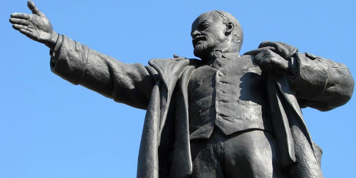Berlínske úrady zakázali vykopať hlavu strhnutej Leninovej sochy