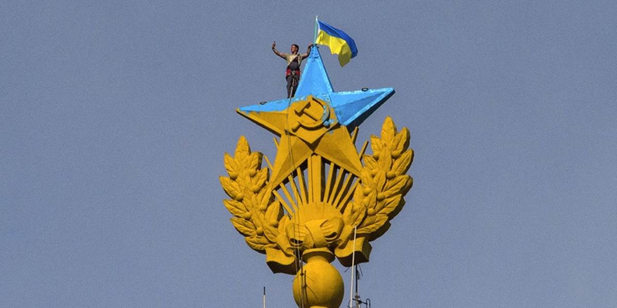 Štvorica mladých Rusov si poriadne zavarila: Za vyvesenie ukrajinskej vlajky im hrozí 7 rokov!