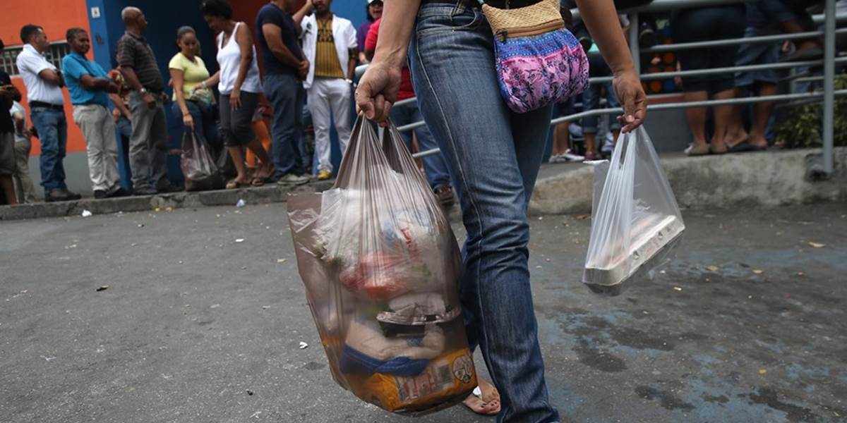 Venezuela má nedostatok potravín: Pred nákupom budú ľuďom skenovať odtlačky prstov!