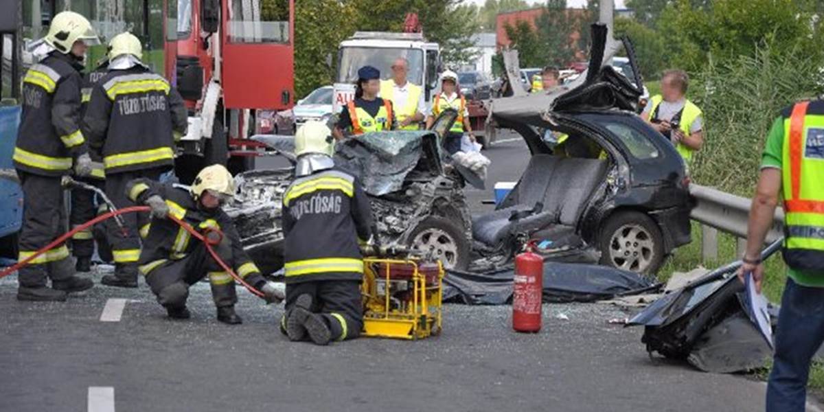 Pri zrážke autobusu s autom v Budapešti zomrel jeden človek, štyria sa zranili