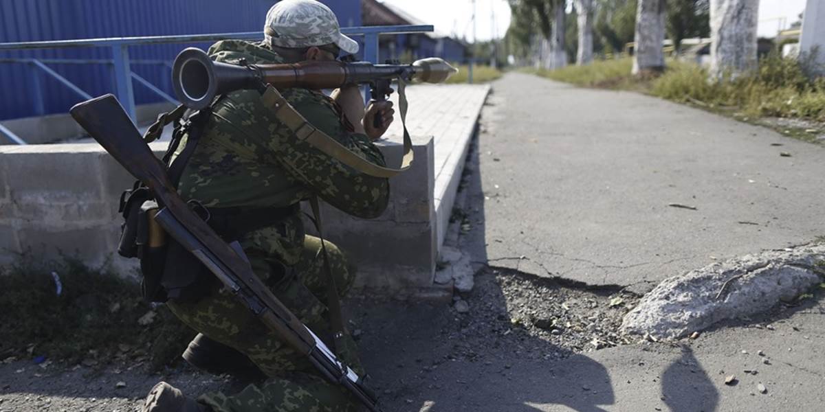 Situácia na Ukrajine: Separatisti v Donecku vystavovali zajatých vojakov