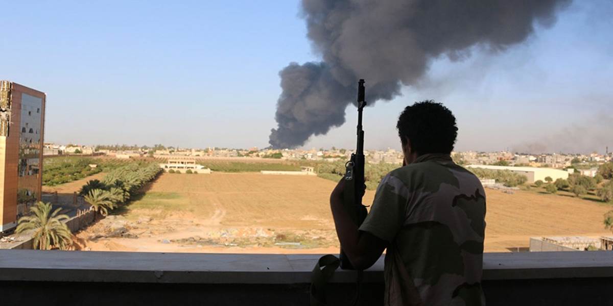 Letisko v Tripolise ovládané ozbrojencami skončilo v plameňoch