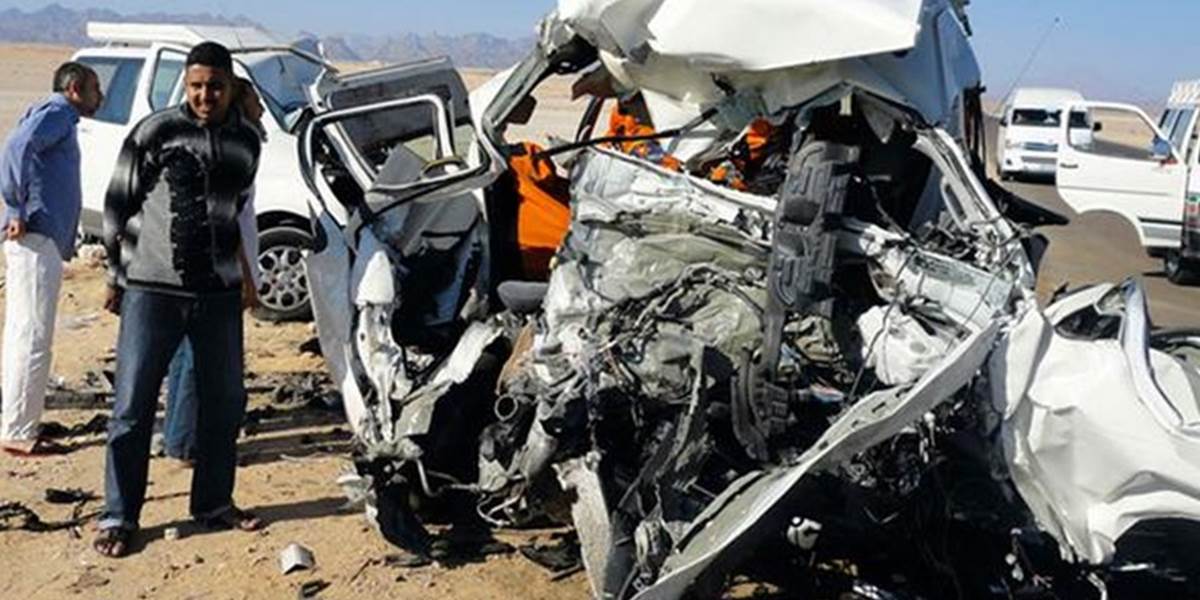 Pri nehode dvoch mikrobusov v Egypte zahynulo najmenej 19 ľudí