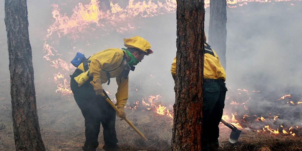 Hasiči bojujú s lesnými požiarmi v Portugalsku