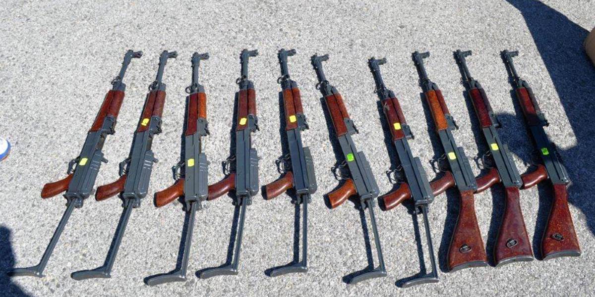 Polícia obvinila štyri osoby z nedovoleného ozbrojovania a obchodu so zbraňami