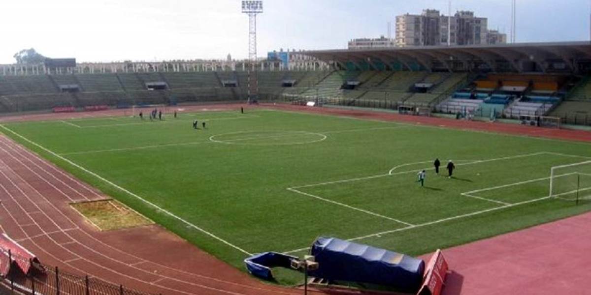 Alžírčania zavreli štadión, kde diváci smrteľne zranili hráča