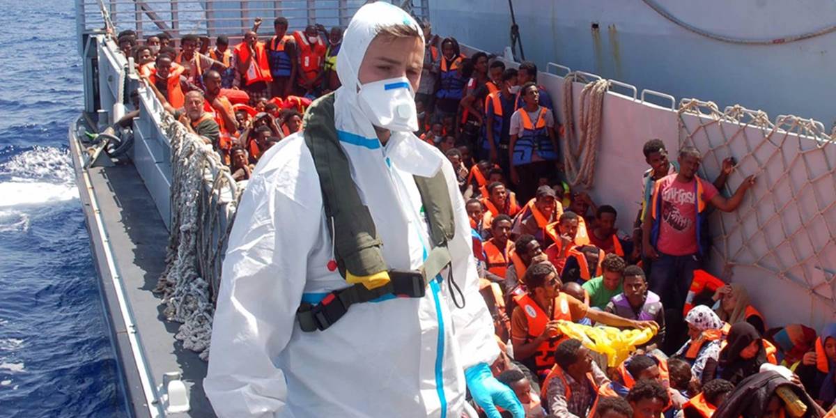 Záchranári vyzdvihli ďalších 24 tiel utopených utečencov z Afriky