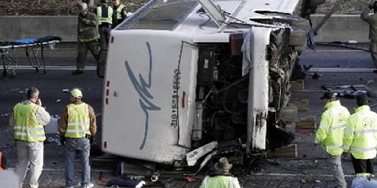 Zrážku autobusu s kamiónom v Číne  neprežilo 13 ľudí