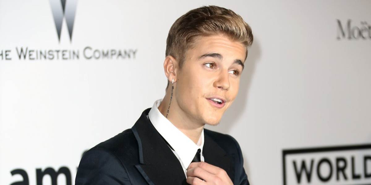 Justin Bieber sa pokúsil vziať mobilný telefón fanúšikovi: Bodyguardi mu v tom zabránili