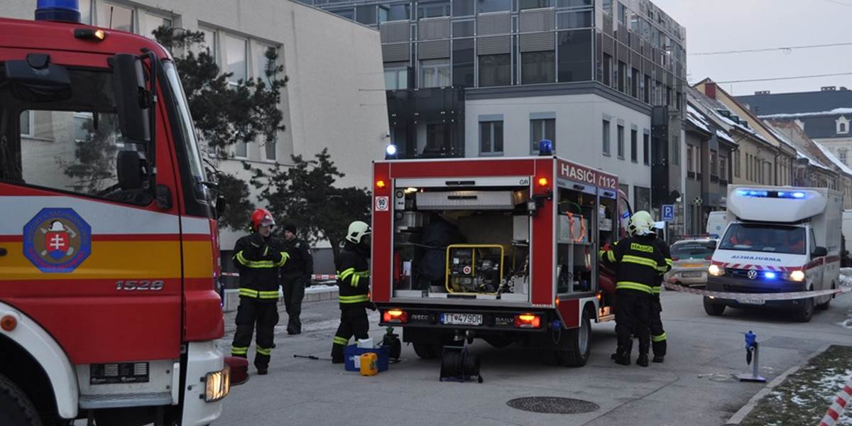 V bývalom bratislavskom pivovare na Blumentálskej uniká plyn, zasahujú hasiči