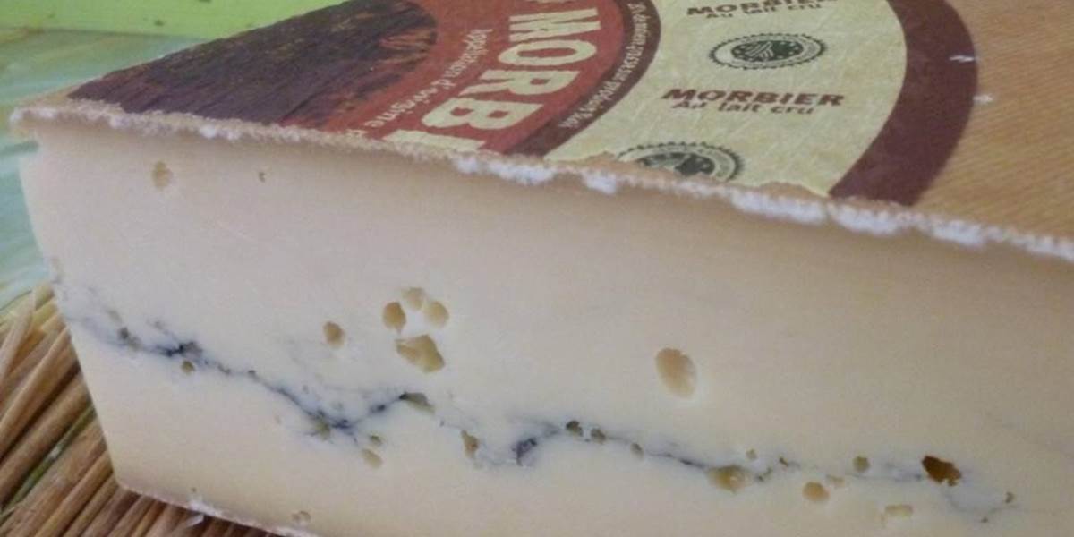 Z českého trhu sťahujú druhý francúzsky syr v priebehu mesiaca, môže vyvolať zápal čriev