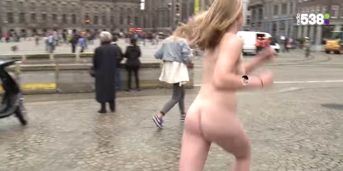 VIDEO Študentka prebehla nahá cez amsterdamské námestie, zaplatia jej ročné školné!