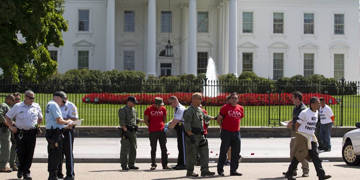 Pred Bielym domom zatkli asi 140 demonštrantov za ozdravenie imigračných pravidiel